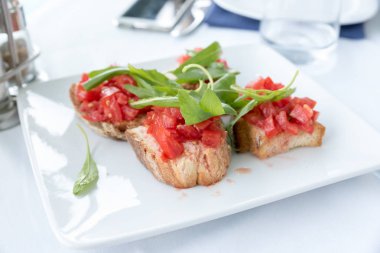 Domates ve fesleğenli bruschetta.