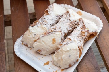 Şekerli meyveli Sicilya tatlısı.