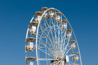 Mavi gökyüzü ile dönme dolap