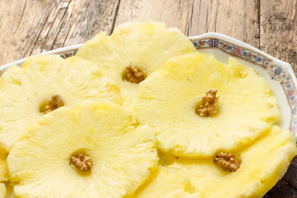 Ananas Skivor Maträtt — Stockfoto