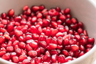 Nar kırmızı taneler görünümü