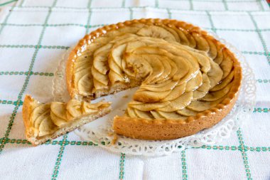 Elmalı turta dekore edilmiş ev yapımı