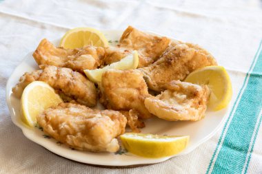 Limonlu ekmekli ve kızarmış tuzlu morina