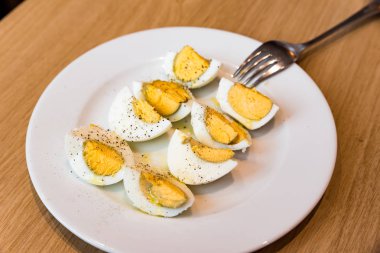 Tuz karabiber ve zeytinyağı ile haşlanmış yumurta