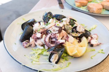 limon ile deniz salatası