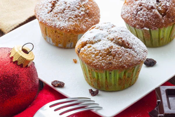 Muffins Uma Mesa Madeira Com Bola Natal — Fotografia de Stock