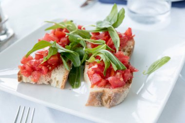Domates ve fesleğenli bruschetta.