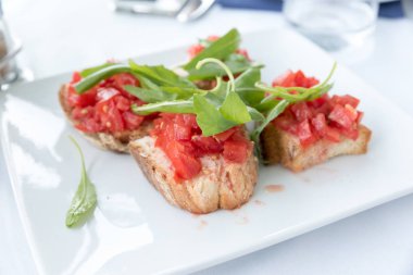 Domates ve fesleğenli bruschetta.