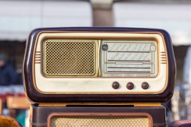 Vintage radyo tüp bir bit pazarı içinde