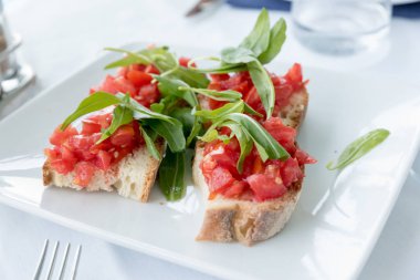 Domates ve fesleğenli bruschetta.