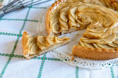 Elmalı turta dekore edilmiş ev yapımı