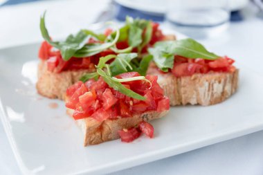 Domates ve fesleğenli bruschetta.