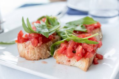 Domates ve fesleğenli bruschetta.