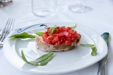 Domates ve fesleğenli bruschetta.