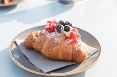 Böğürtlenli kremalı kruvasan