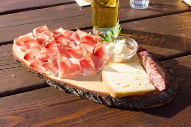 Leke salam ve peynir horseradish sos ile