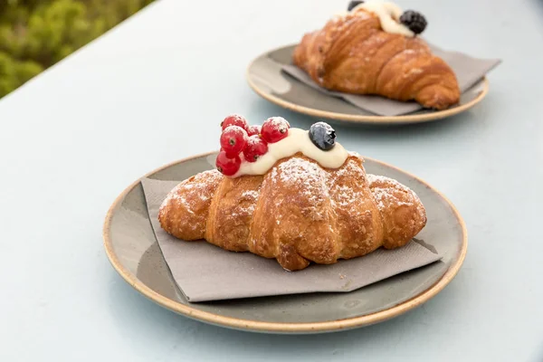 Creamy Croissant Berries — Stock Photo, Image