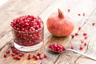 Nar kırmızı taneler görünümü