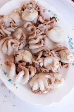 Izgara polipleri pişiriyorum.