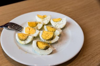 Tuz karabiber ve zeytinyağı ile haşlanmış yumurta