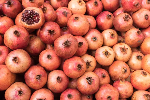 Haufen Reifer Granatäpfel — Stockfoto