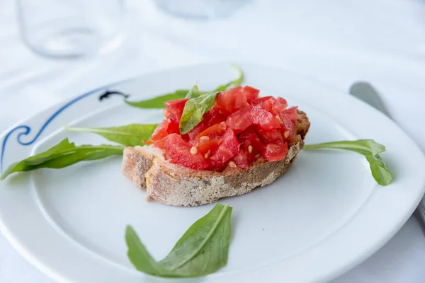 Bruschetta Mit Tomate Und Basilikum — Stockfoto