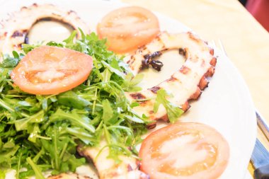 Ahtapot salatası roka ve domates ile