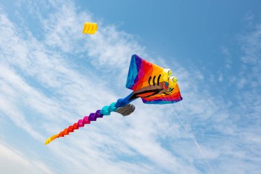 Mavi gökyüzü ve beyaz bulutlu uçurtmalar