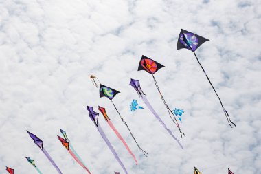 Mavi gökyüzü ve beyaz bulutlu uçurtmalar