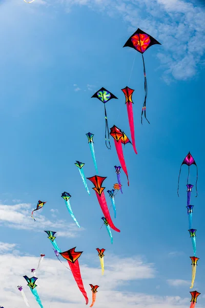 Pipas Com Céu Azul Nuvens Brancas — Fotografia de Stock