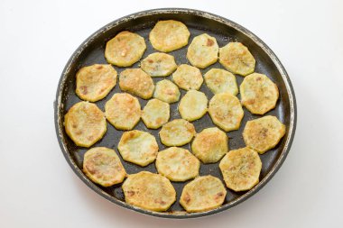 Fırında patates kızartması.