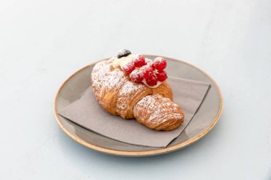 Böğürtlenli kremalı kruvasan