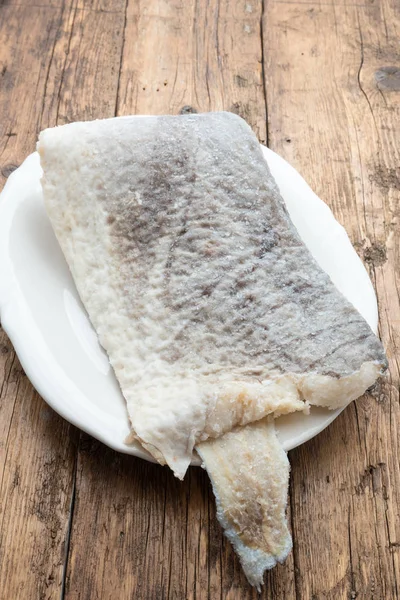 Çiğ tuzlanmış morina balığı dilimi.