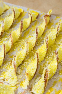 Pastırma manzaralı ekmek çubukları