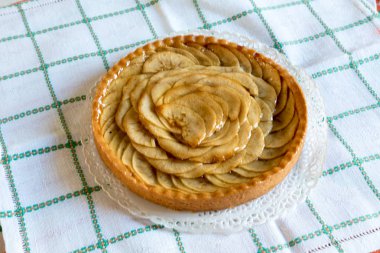 Elmalı turta dekore edilmiş ev yapımı