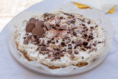 Çikolata parçaları ile semifreddo