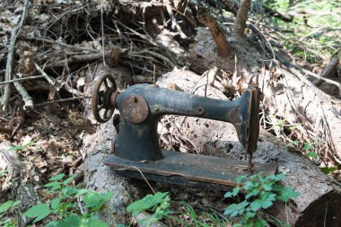 Eski paslı dikiş makinesi