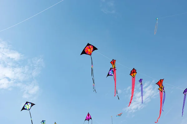 Pipas Com Céu Azul Nuvens Brancas — Fotografia de Stock