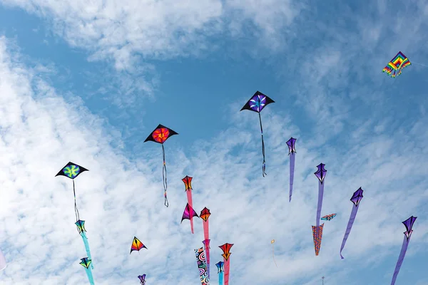 Pipas Com Céu Azul Nuvens Brancas — Fotografia de Stock