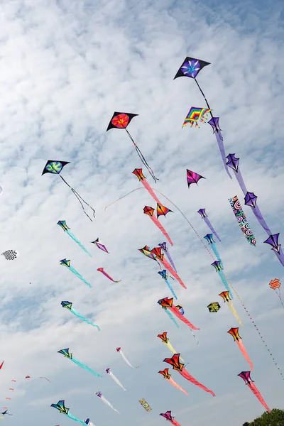 Pipas Com Céu Azul Nuvens Brancas — Fotografia de Stock