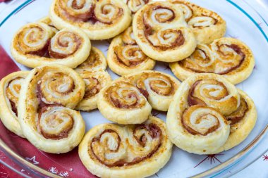 Peynir ve jambon ile tuzlu bisküvi