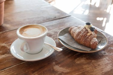 Kruvasan ve cappuccino kahvaltı için