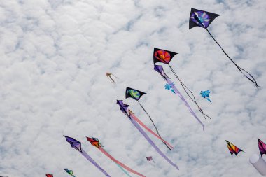 Mavi gökyüzü ve beyaz bulutlu uçurtmalar