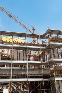 İskele ve bir şantiye Vinçler