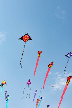 Mavi gökyüzü ve beyaz bulutlu uçurtmalar