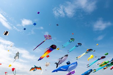 Mavi gökyüzü ve beyaz bulutlu uçurtmalar