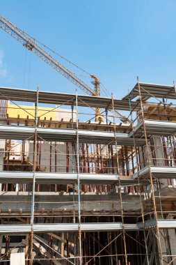 İskele ve bir şantiye Vinçler