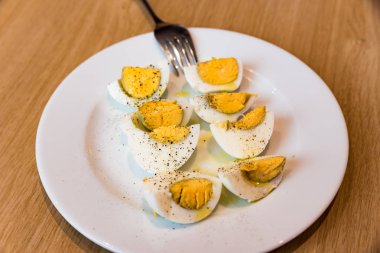 Tuz karabiber ve zeytinyağı ile haşlanmış yumurta