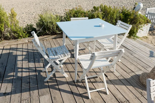 海滩上的空咖啡桌 — 图库照片