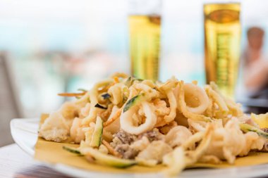 Kızarmış balık ve buz gibi bira.